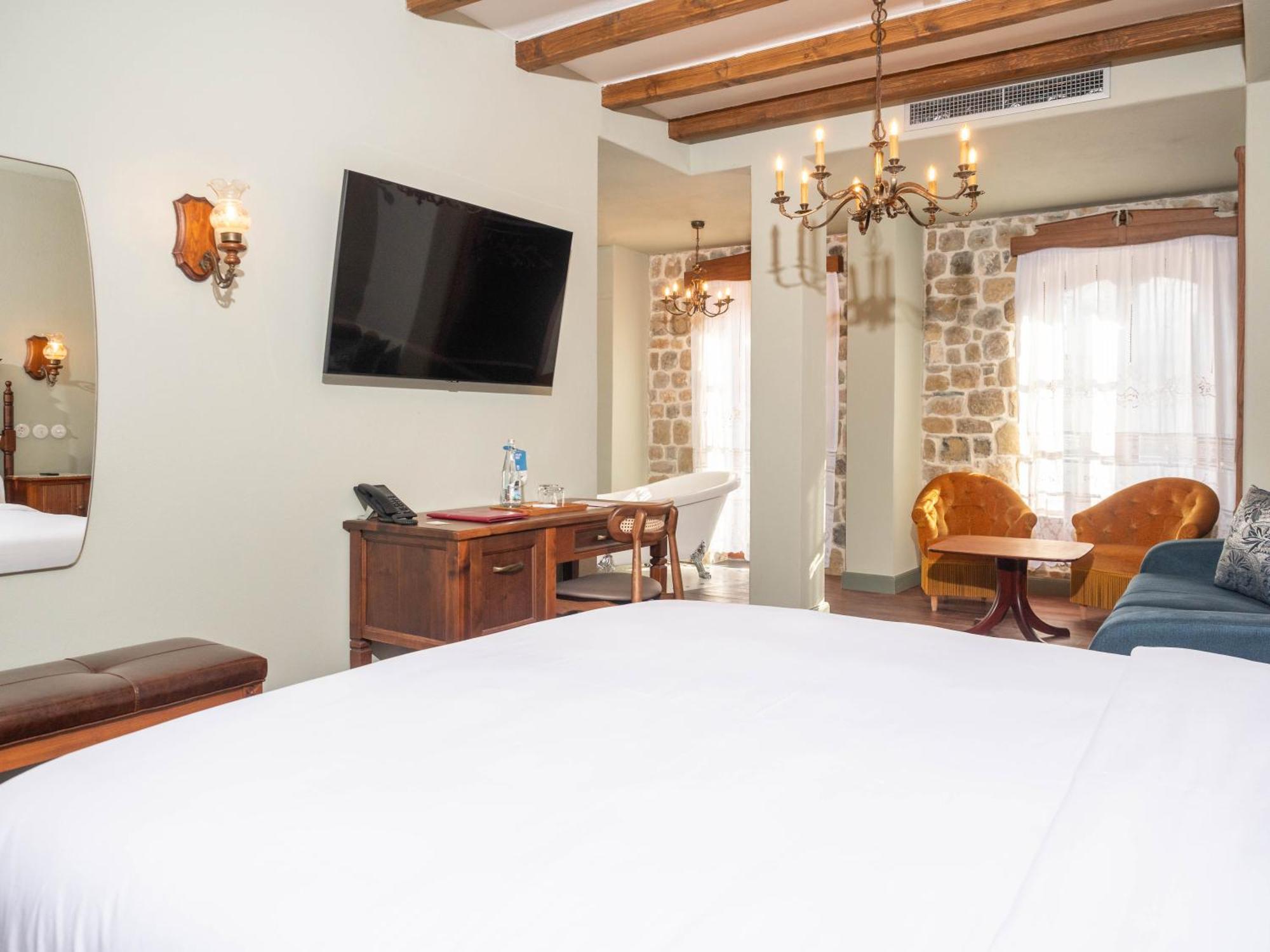 Vila Ebel Hotel Pool & Spa Korça Exteriör bild