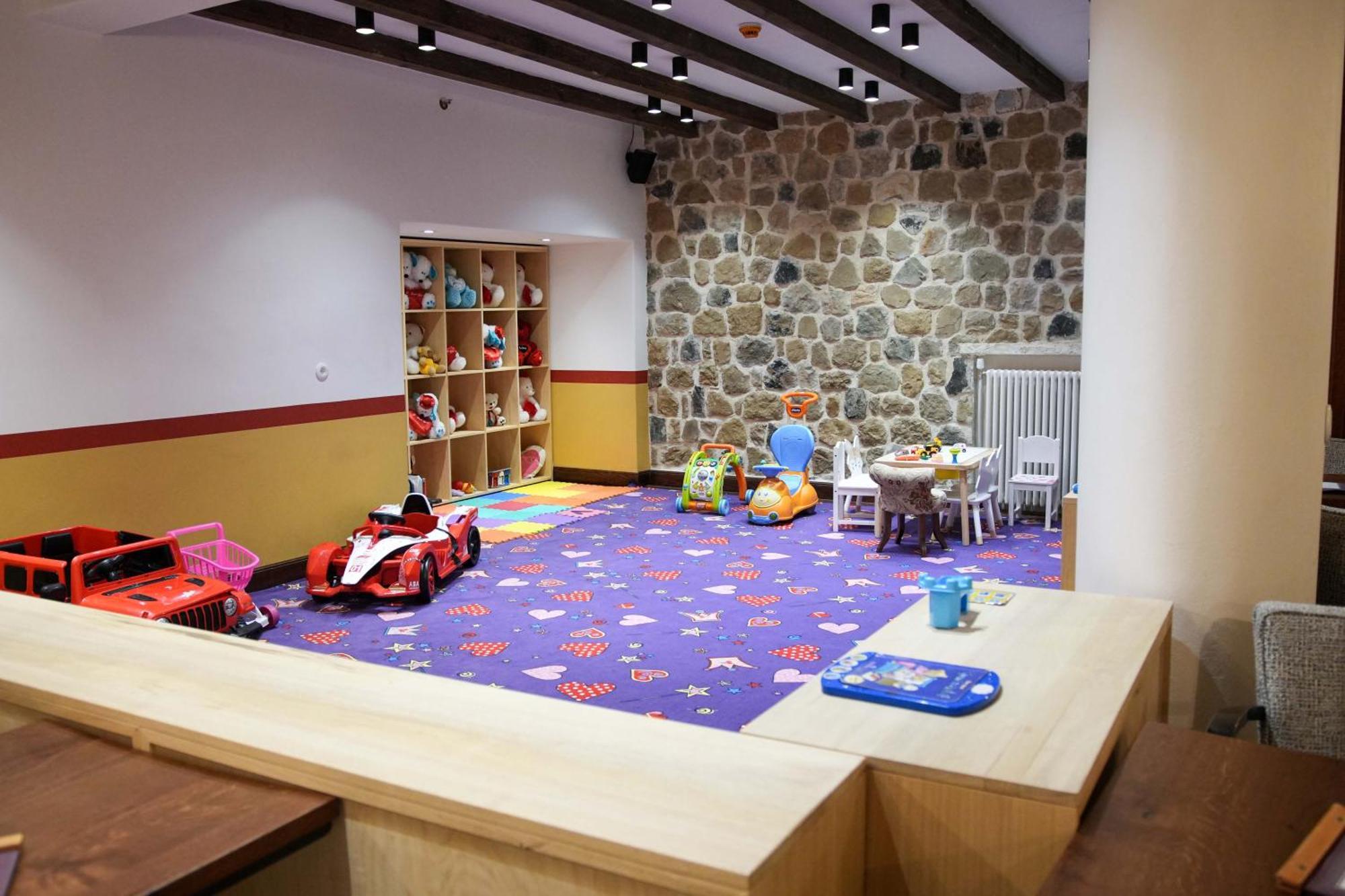 Vila Ebel Hotel Pool & Spa Korça Exteriör bild